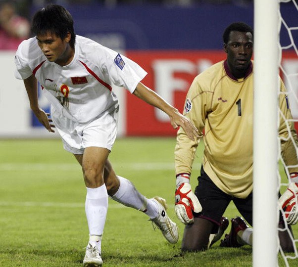 Công Vinh sau tình huống đối mặt thủ môn Mohamed Ahmed ở trận hòa Qatar.